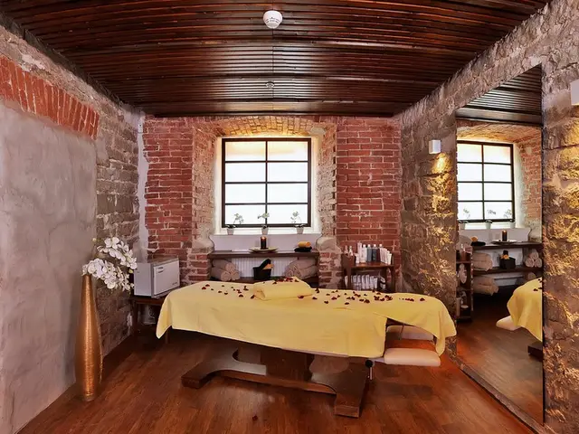 Tuğla duvarlı, gül yapraklı masaj odası — Levent, Masaj Salonun