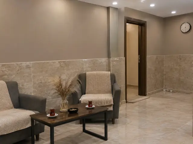 Koltuklu, mermer zeminli bekleme alanı — Levent, Masaj Salonun